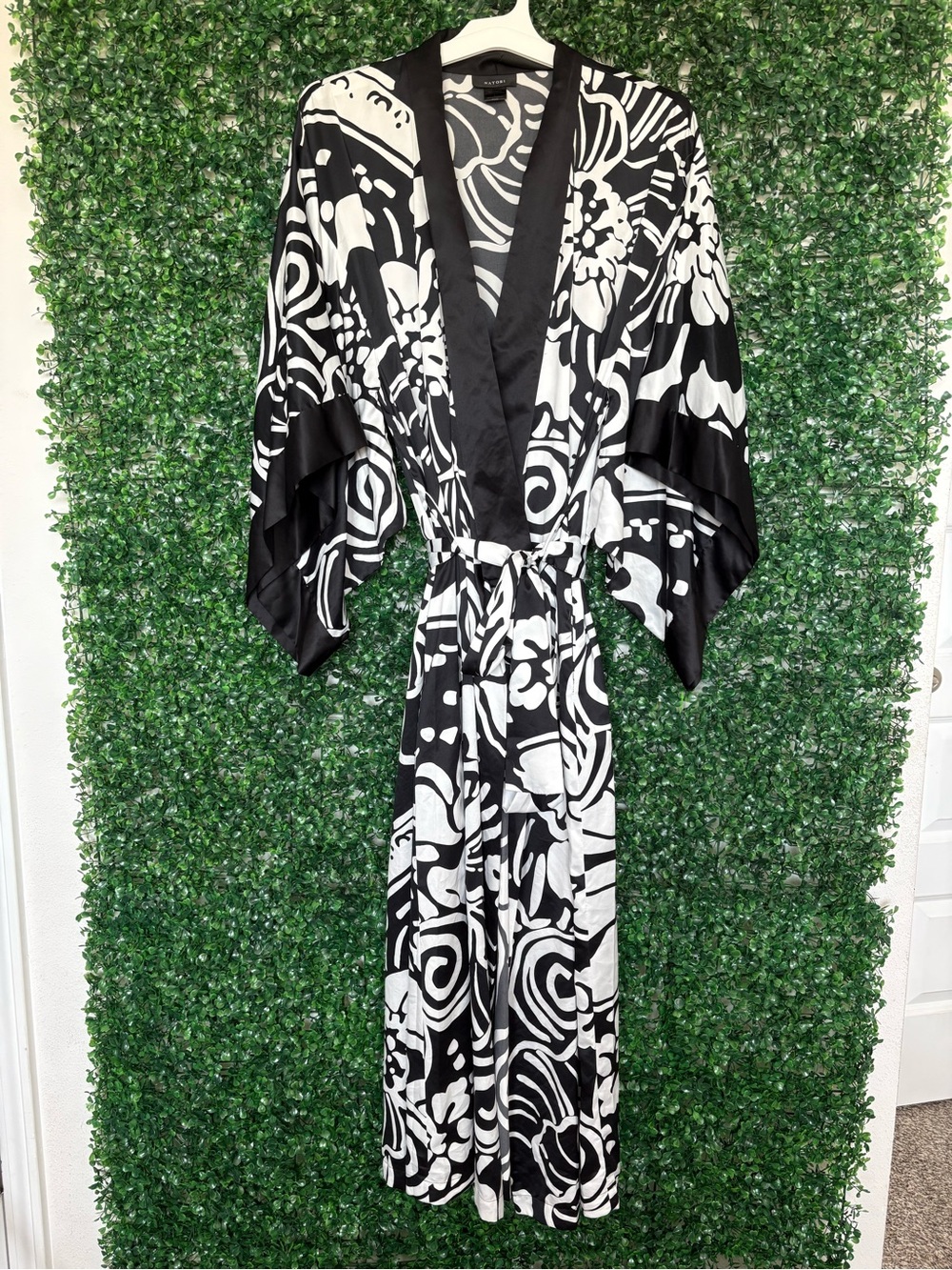 Natori Black and White Floral Satin-Trim Kimono Robe
